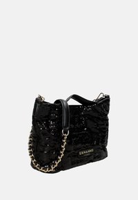 Borsa a tracolla nera con paillettes, caratterizzata da una texture morbida, manici in pelle e una tracolla in catena dorata. Plaquette del logo visibile nella parte anteriore.