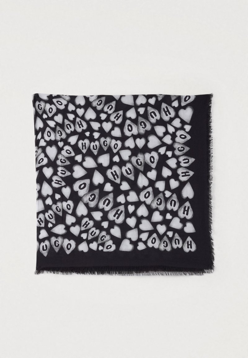 Czarny szalik z powtarzającym się wzorem białych serc oraz czarnym napisem "HUGO", wykończony postrzępionymi brzegami dla tekstury.