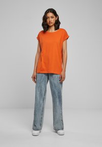 Urban Classics EXTENDED SHOULDER - Camiseta básica - rustorange