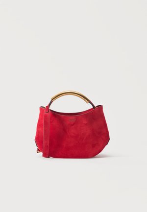 Sac à main en daim rouge avec poignée incurvée en métal doré et bandoulière amovible, logo Moschino embossé sur le devant.