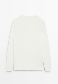 Rent hvid langærmet bluse med rund hals vist bagfra med en ren, glat stoftekstur.