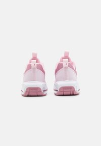 Roze i bijele atletske cipele s mrežastim gornjim dijelom, podstavljenim ovratnikom i gumeni potplat. Sadrže oznake za povlačenje i Air Max brendiranje na peti.