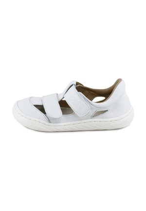 Zapato informal blanco con tiras de velcro, lado abierto y recortes en la punta, suela acolchada y forro interior marrón acolchado.