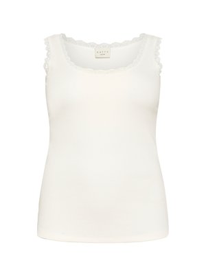 Biely top s tenkými ramienkami vyrobený z mäkkej látky, s čipkovaným lemovaním so zvlnením pozdĺž výstrihu a armhole. Jednoduchý, priliehavý strih.