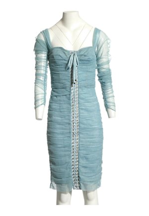 Robe bleu clair froncée avec manches longues transparentes, détail de laçage à l'avant et décolleté en cœur, présentée sur un mannequin blanc.