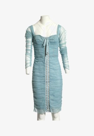 Robe bleu clair froncée avec manches longues transparentes, détail de laçage à l'avant et décolleté en cœur, présentée sur un mannequin blanc.