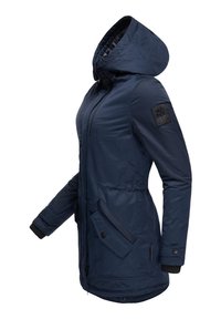 Jūrų laivyno parka striukė su gobtuvu, užtrauktuku priekyje, elastingais rankogaliais ir daugeliu kišenių. Ant rankovės yra logotipo išsiuvinėjimas, o paviršius yra lygus.