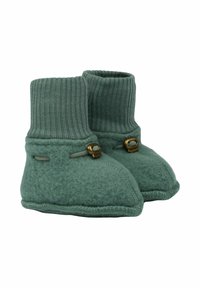 Zielone filcowe buciki z prążkowanym, dzianinowym mankietem wokół kostki, ozdobione dekoracyjnym guzikiem i przeszyciami wzdłuż krawędzi dla dodatkowej faktury.