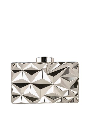 Bolso de mano rectangular metálico plateado con un patrón de superficie geométrico y facetado, y un cierre redondo en la parte superior.