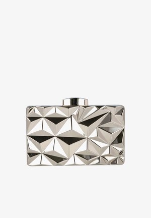 Bolso de mano rectangular metálico plateado con un patrón de superficie geométrico y facetado, y un cierre redondo en la parte superior.