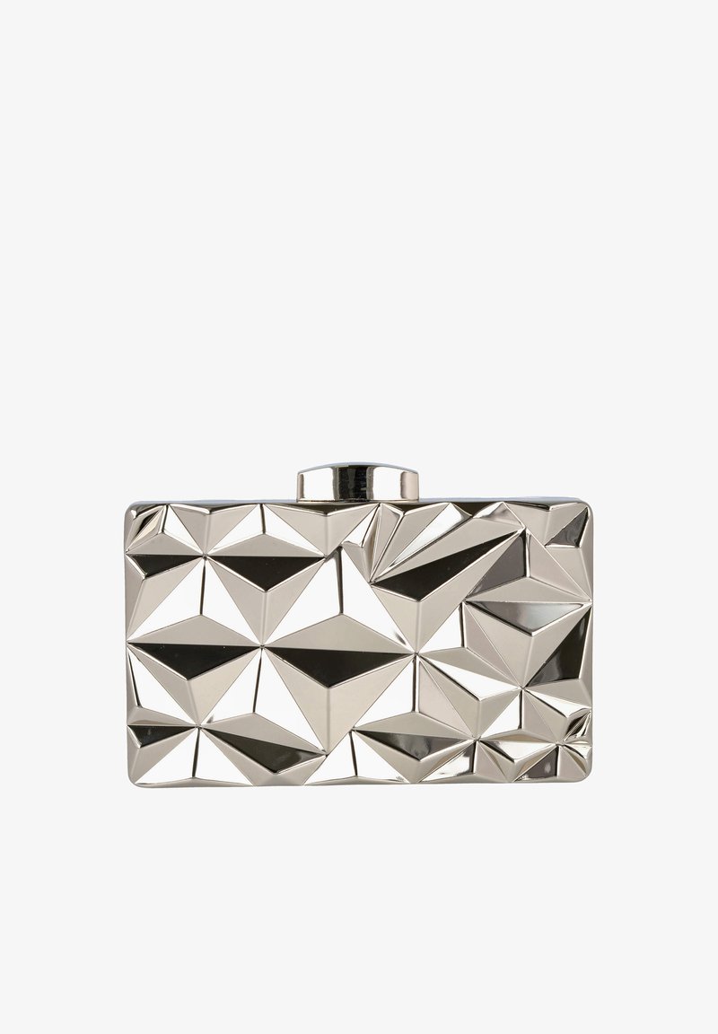 Bolso de mano rectangular metálico plateado con un patrón de superficie geométrico y facetado, y un cierre redondo en la parte superior.