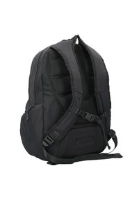 Mochila negra con respaldo acolchado de malla y correas ajustables. Cuenta con un bolsillo frontal y marca en relieve. Fabricada con un tejido duradero y texturizado.