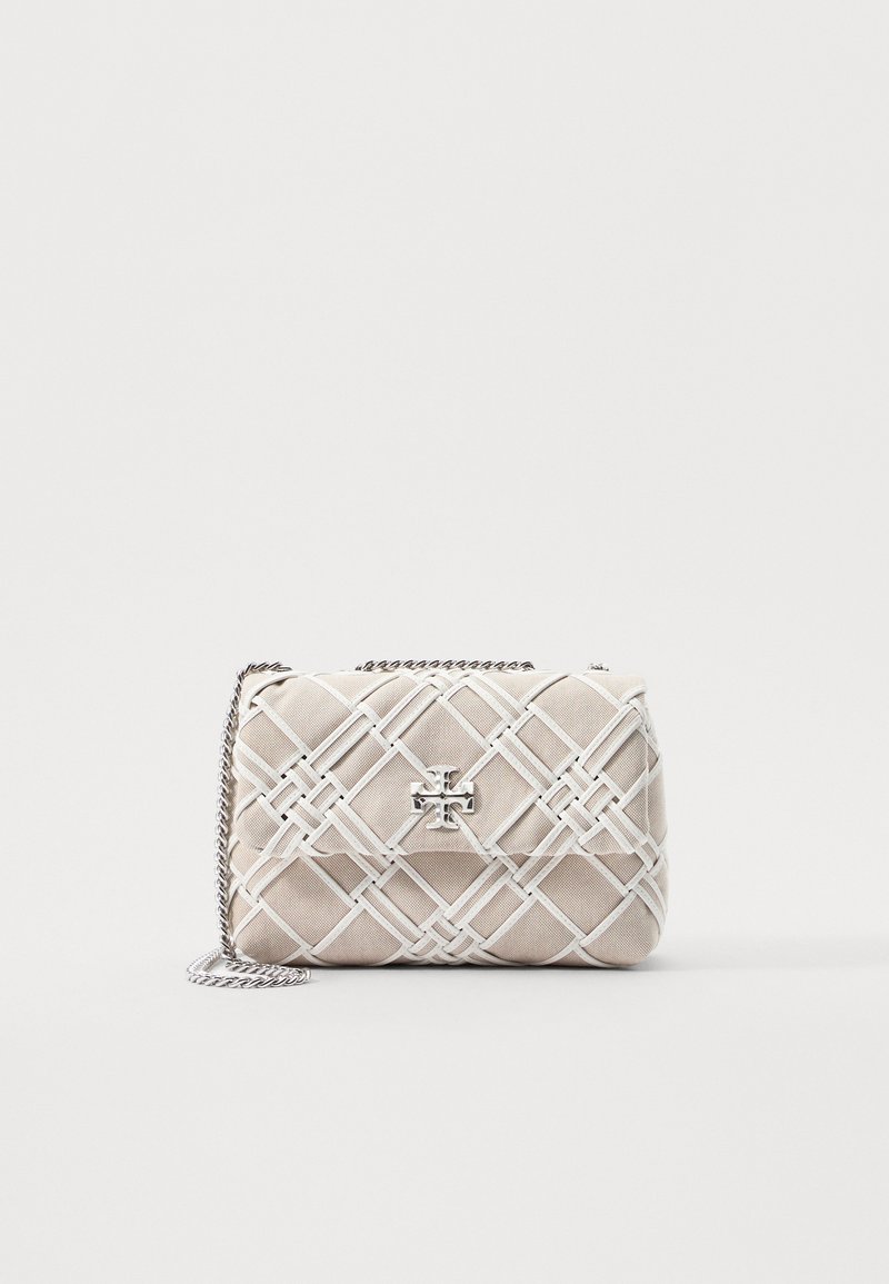 Borsa intrecciata beige con design a reticolo bianco. Presenta una tracolla in catena argentata e un logo decorativo argento sul fronte. Tessuto liscio.