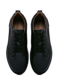 Baskets en cuir noir avec un bout rond, des lacets plats et une semelle intérieure beige. Présente des panneaux texturés et un logo discret sur la semelle intérieure.