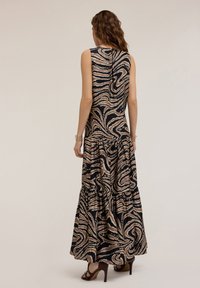 Rochie maxi de culoare bleumarin cu un model abstract în nuanțe bej, fără mâneci, cu fustă cu volane în straturi, dintr-un material fin și detaliu de decolteu în formă de cheie la spate.