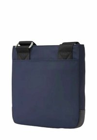 Borsa blu navy realizzata in materiale resistente, con due manici neri e una texture liscia. Forma rettangolare con base rinforzata.