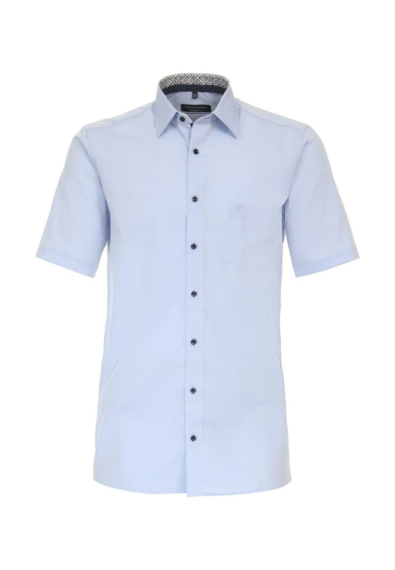 Lichtblauw overhemd met korte mouwen en een button-down kraag, zwarte knopen en een zak. Heeft een gemusterde voering aan de binnenkant van de kraag.