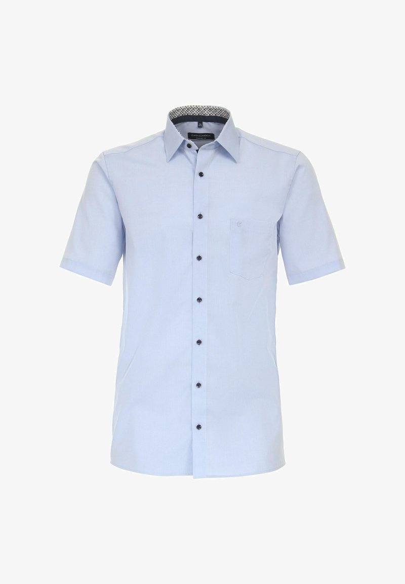 Lichtblauw overhemd met korte mouwen en een button-down kraag, zwarte knopen en een zak. Heeft een gemusterde voering aan de binnenkant van de kraag.