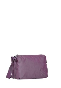 Poche en tissu violet avec une surface texturée, fermeture éclair, bandoulière ajustable et logo en relief. Forme compacte et rectangulaire.