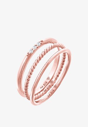 Set van drie verstelbare rosegouden ringen. Bevat gladde en gedraaide ontwerpen, waarvan er één is versierd met kleine heldere edelstenen. Gegraveerd met "Ag 925."