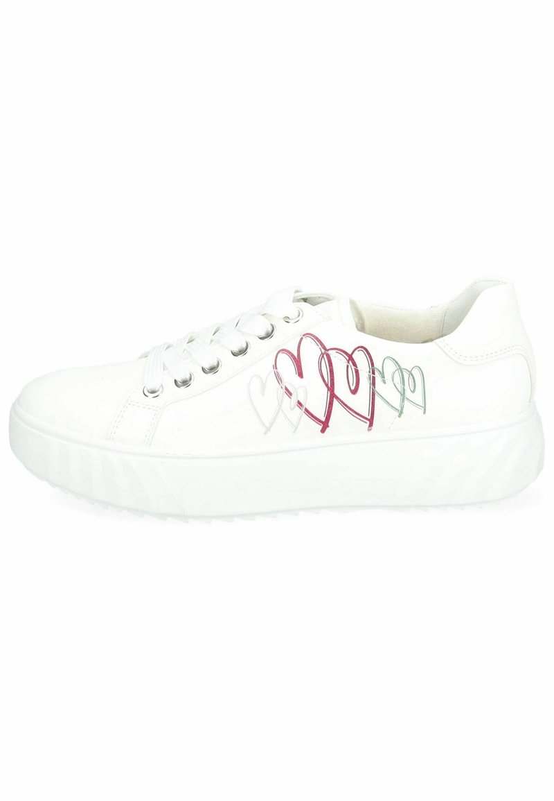 Zapatilla blanca de cuero, con múltiples formas de corazón en rojo, rosa y verde en el lateral, suela de goma estampada y ojales plateados.