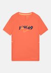 ERLING HAALAND UNISEX - Sports T-shirt - light wild mango