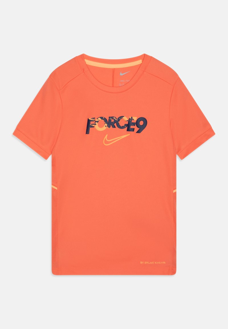 T-shirt atlético laranja feito de tecido suave, apresentando o gráfico "FORCE9" em azul-marinho, realçado por um pequeno logótipo da Nike e detalhes laterais.