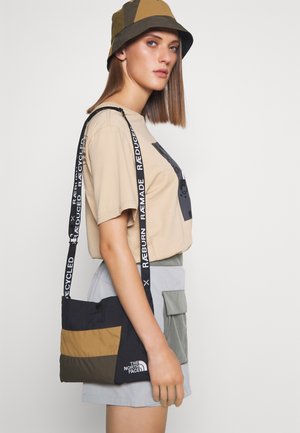 RAEBURN X RENEWED SLING UNISEX - Across body bag - olive/yellow