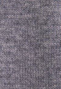 Gros plan d'un tissu tricoté gris montrant une texture côtelée verticale détaillée et des fibres de fil entrelacées.