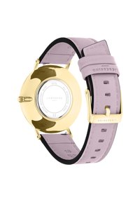 Runde Uhr mit einem Gehäuse aus goldfarbenem Edelstahl, lila Lederarmband, schwarzer Unterseite und silbernem Rücken, der die Marken- und Wasserdichtigkeitsdetails anzeigt.