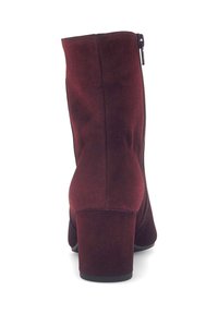 Bottine en daim bordeaux avec un bout rond, un talon épais et une fermeture éclair sur le côté. Texture lisse avec un design sans couture et sans éléments matériels visibles.