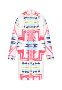 Fluffy witte cardigan met een geometrisch patroon in roze, blauw, groen en paars. Heeft een sjawl-kraag en twee voorzakken.