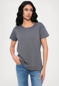 Grijze T-shirt met korte mouwen van een katoenmix, met een ronde hals en subtiele reliëflogo op de schouder, gecombineerd met spijkerbroeken.