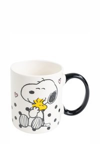 Weißer Keramikkrug mit schwarzem Henkel, versehen mit Illustrationen von Snoopy und Woodstock, rosa Herzen und schwarzen Punkten auf der Oberfläche.