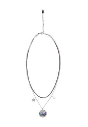 Doppelte silberne Halskette mit Stern- und Mondsichel-Anhängern sowie einem runden Anhänger mit einem violett-blauen abstrakten Design.