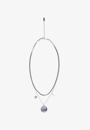 Collana a doppia catena d'argento con ciondoli a forma di stella e mezzaluna, e un ciondolo rotondo con un disegno astratto viola-blu.