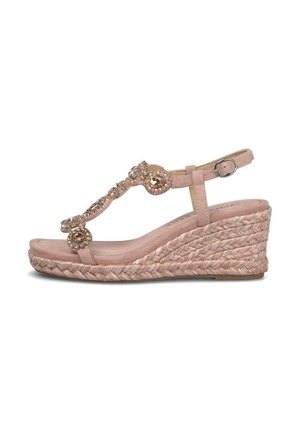Sandale compensée rose avec semelle plateforme tressée, bride de cheville avec boucle et détails décoratifs en forme de T ornés de bijoux.