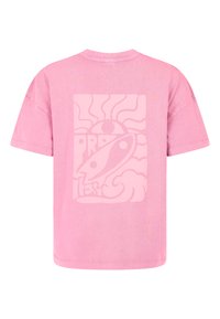 Roz shirt van katoen in het roze met korte mouwen en een ronde halslijn. Heeft een grote lichtroze grafisch ontwerp op de achterkant, inclusief abstracte elementen.
