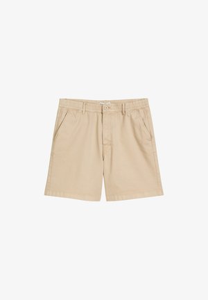Beige Baumwollshorts mit elastischem Bund, Eingrifftaschen und Knopfverschluss; glatte Textur, knielanger Schnitt.