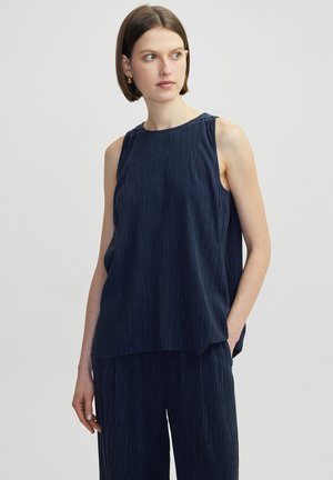 Haut sans manches bleu marine avec une finition texturée et un col rond, associé à un pantalon texturé assorti. Détail d'épaule ajustable.
