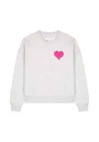 Sweatshirt gris clair à col rond avec des manches longues et un petit graphique en forme de cœur rose sur la poitrine gauche.