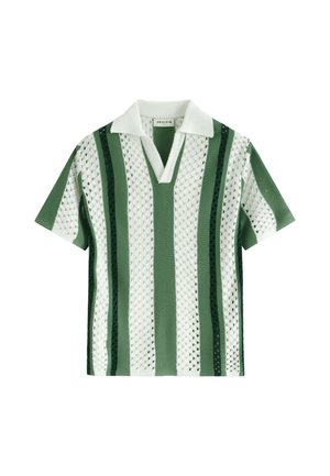 Polo en maille à manches courtes avec rayures verticales vertes et blanches et motif ajouré, avec col blanc et encolure en V.