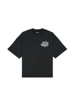Czarny bawełniany t-shirt z okrągłym dekoltem i krótkimi rękawami. Posiada białą nadrukowaną grafikę "Wrst Bhvr" na lewej piersi. Prosty design, regularny krój.