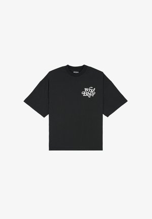 Černé bavlněné tričko s kulatým výstřihem a krátkými rukávy. Na levé části hrudi je bíle potištěný text "Wrst Bhvr". Jednoduchý design, standardní střih.