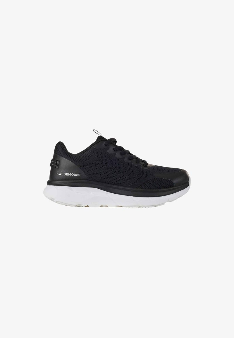 Chaussure de sport en mesh noir avec semelle blanche épaisse, lacets noirs et logo "Swedemount" sur le côté du talon.