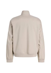 Veste bomber beige avec un col montant, des manches longues, des poignets côtelés et une texture lisse sans attaches visibles ni motifs.