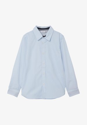 Camisa de manga larga azul claro con botones y cuello, con un sutil patrón de rayas verticales, diseñada para niños de 7 a 8 años.