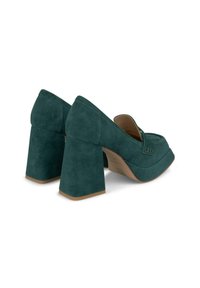 Scarpe platform in suede verde con tacchi quadrati, dotate di punta arrotondata e dettagli di cucitura discreti sulla parte superiore. Suola antiscivolo.
