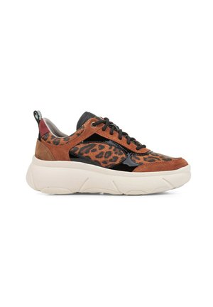 Sneaker con stampa leopardata caratterizzata da una parte superiore in suede marrone e pelle verniciata nera, lacci neri e una suola bianca chunky con scanalature testurizzate.