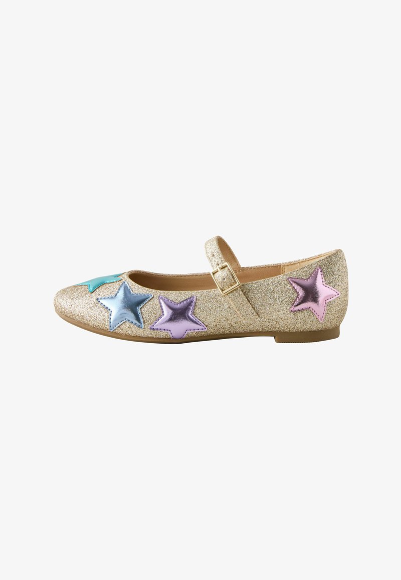 Chaussure Mary Jane à paillettes dorées ornée d'applications d'étoiles colorées en bleu, violet et rose ; semelle plate et détail de bride à la cheville.